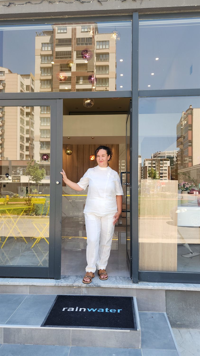 Cam cepheli, ferah klinik girişi — Okur Diş Dt. Pınar OKUR