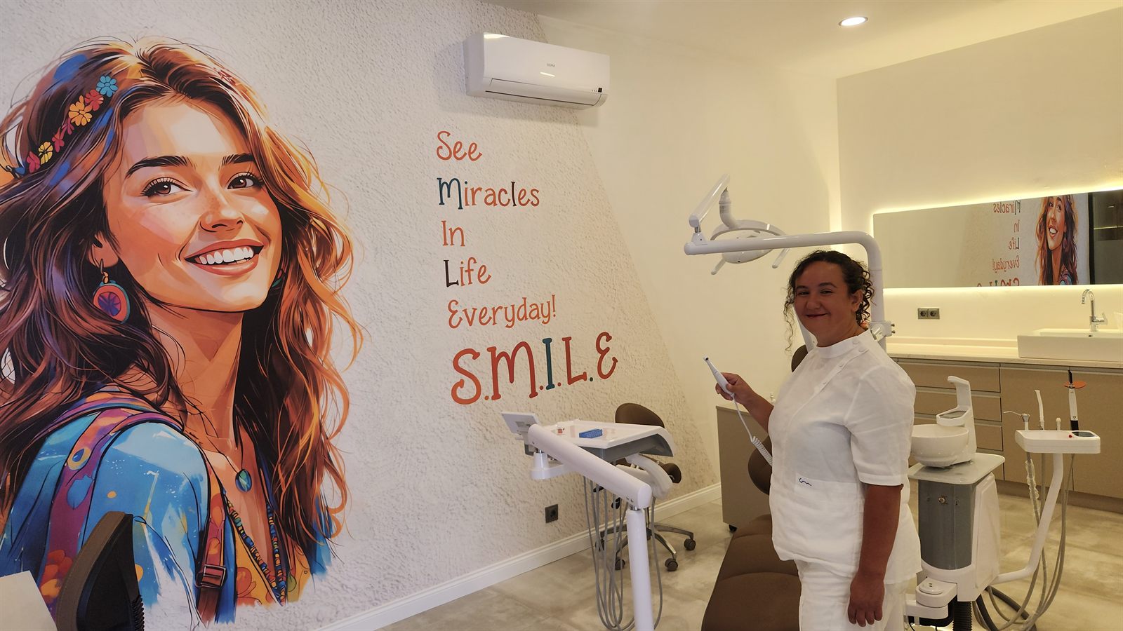 Tedavi odası, modern diş ünitesi ve “SMILE” duvar tasarımı