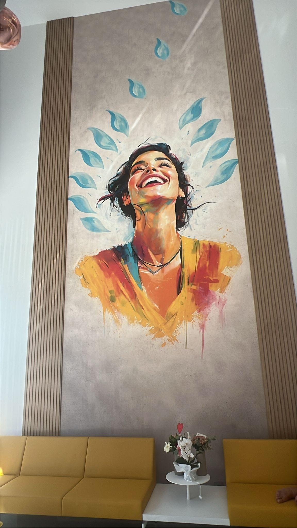 Mural detaylı, koltuklu bekleme alanı
